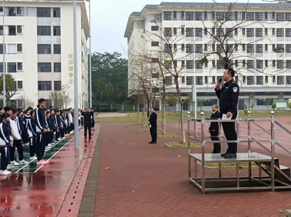 null 龙溪第二中学举行新学期升旗仪式暨校长思政第一课。